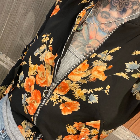 Poppies Forever 21 fall floral print light bomber light shacket top - Picture 6 of 7